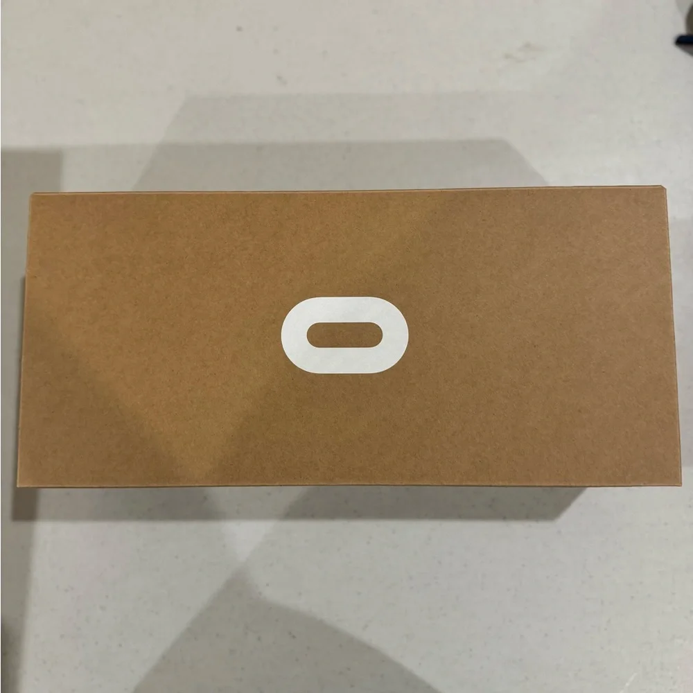 Oculus Quest 2 VR Headset with Charging Station and Travel Case